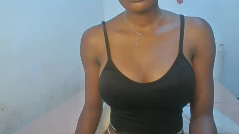Snapshot of petiteediva chatting on 04.29.26 diva online show from 04.29.26