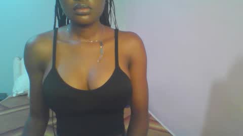 Snapshot of petiteediva chatting on 05.12.26 diva online show from 05.12.26