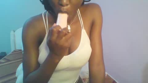 Snapshot of petiteediva chatting on 05.17.26 diva online show from 05.17.26