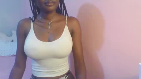 Snapshot of petiteediva chatting on 05.19.26 diva online show from 05.19.26