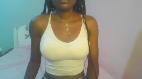 Snapshot of petiteediva chatting on 05.20.26 diva online show from 05.20.26