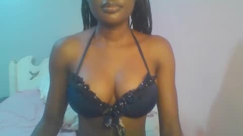 Snapshot of petiteediva chatting on 05.21.26 diva online show from 05.21.26