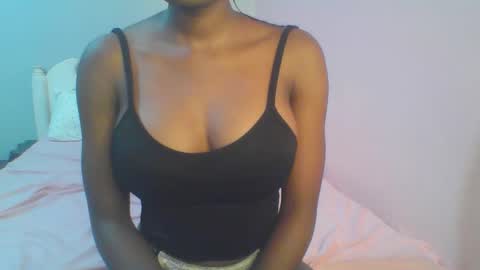 Snapshot of petiteediva chatting on 05.22.26 diva online show from 05.22.26
