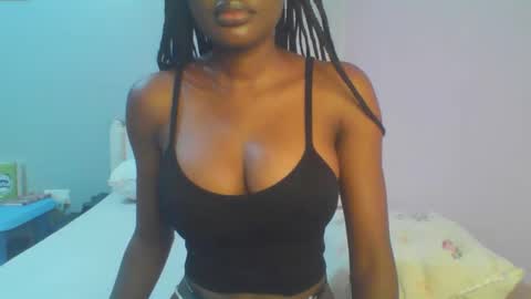 Snapshot of petiteediva chatting on 05.24.26 diva online show from 05.24.26