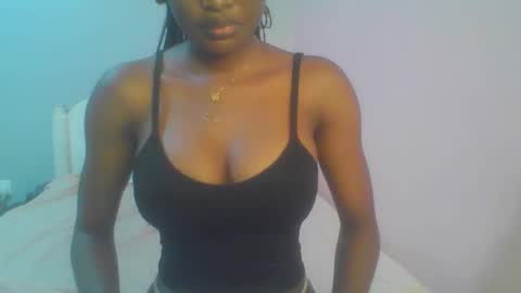 Snapshot of petiteediva chatting on 05.30.26 diva online show from 05.30.26