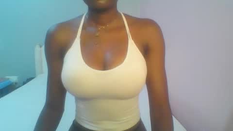 Snapshot of petiteediva chatting on 05.31.26 diva online show from 05.31.26