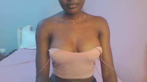 Snapshot of petiteediva chatting on 06.02.26 diva online show from 06.02.26