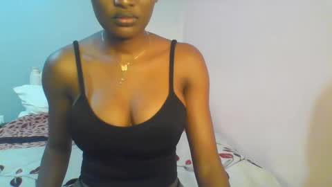 Snapshot of petiteediva chatting on 06.08.26 diva online show from 06.08.26