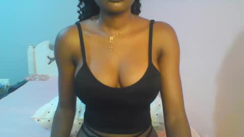 Snapshot of petiteediva chatting on 06.14.26 diva online show from 06.14.26