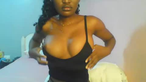 Snapshot of petiteediva chatting on 06.17.26 diva online show from 06.17.26