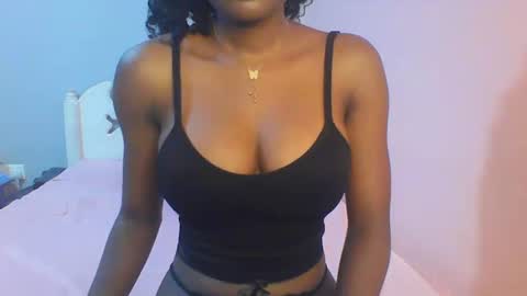 Snapshot of petiteediva chatting on 06.19.26 diva online show from 06.19.26