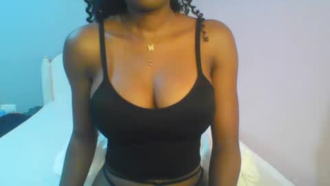 Snapshot of petiteediva chatting on 06.20.26 diva online show from 06.20.26
