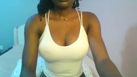 Snapshot of petiteediva chatting on 06.23.26 diva online show from 06.23.26