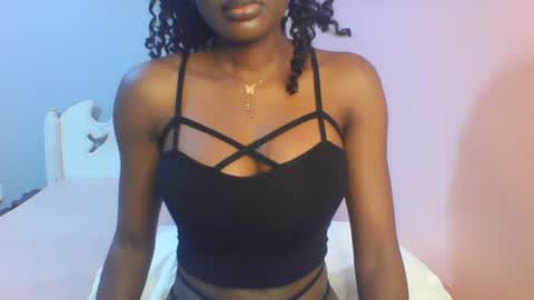 Snapshot of petiteediva chatting on 06.25.26 diva online show from 06.25.26