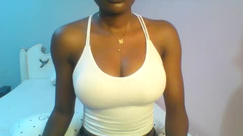 Snapshot of petiteediva chatting on 06.27.26 diva online show from 06.27.26