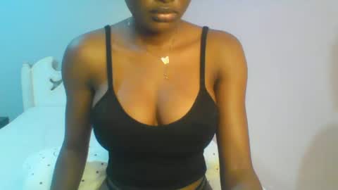 Snapshot of petiteediva chatting on 06.28.26 diva online show from 06.28.26
