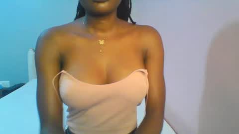 Snapshot of petiteediva chatting on 07.15.26 diva online show from 07.15.26