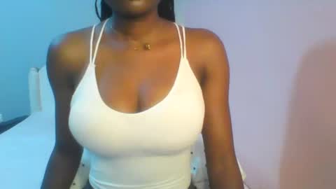 Snapshot of petiteediva chatting on 07.17.26 diva online show from 07.17.26