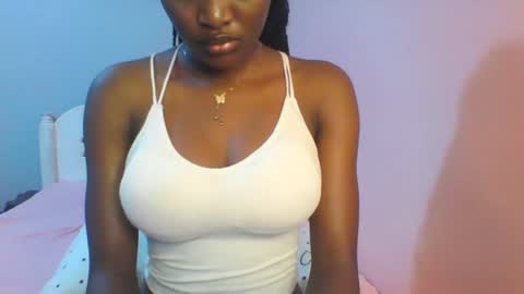 Snapshot of petiteediva chatting on 07.19.26 diva online show from 07.19.26