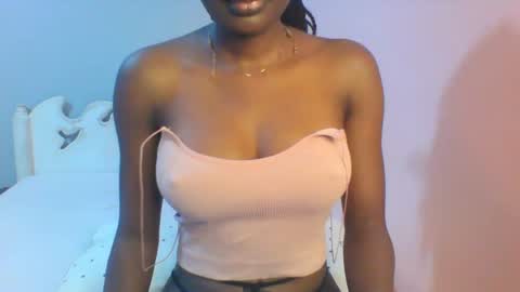 Snapshot of petiteediva chatting on 07.26.26 diva online show from 07.26.26