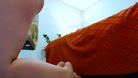 Snapshot of petitefleurx chatting on 01.01.25 petitefleurx online show from 01.01.25