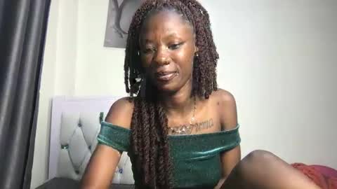 Snapshot of petitehoneyy chatting on 05.27.26 petitehoneyy online show from 05.27.26
