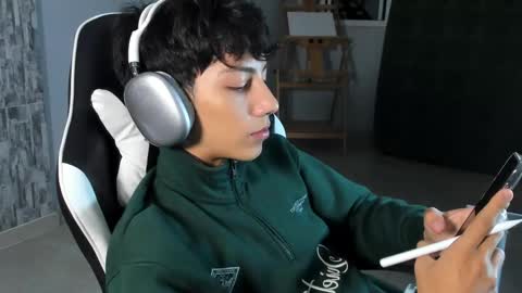 Phil.   INDEPENDENT MODEL online show from 03.03.25