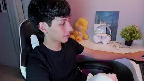 Phil.   INDEPENDENT MODEL online show from 09.13.25