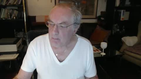 Snapshot of philoumis2 chatting on 02.05.25 Philippe online show from 02.05.25