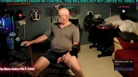 Snapshot of pilot_dave_69 chatting on 10.26.25 Dave online show from 10.26.25