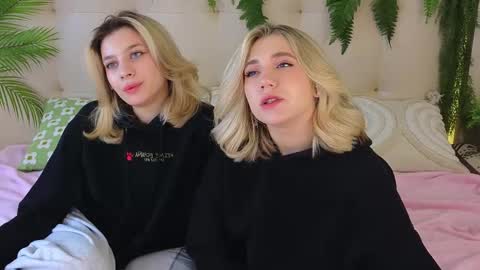 Snapshot of pinkadele chatting on 10.21.25 Adele online show from 10.21.25