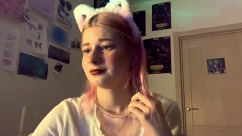 Snapshot of pinkvampire chatting on 10.08.25 Sara online show from 10.08.25