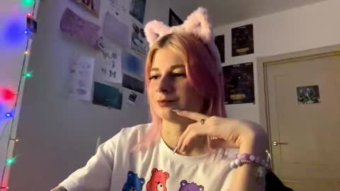 Snapshot of pinkvampire chatting on 10.10.25 Sara online show from 10.10.25