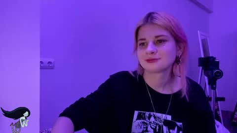 Snapshot of pinkvampire chatting on 10.27.25 Sara online show from 10.27.25