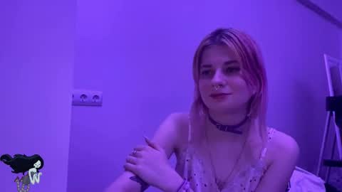 Snapshot of pinkvampire chatting on 10.31.25 Sara online show from 10.31.25