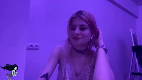 Snapshot of pinkvampire chatting on 11.04.25 Sara online show from 11.04.25