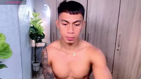 Snapshot of pinoymilker chatting on 10.02.25 ethan online show from 10.02.25