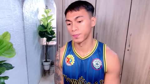 Snapshot of pinoymilker chatting on 10.10.25 ethan online show from 10.10.25