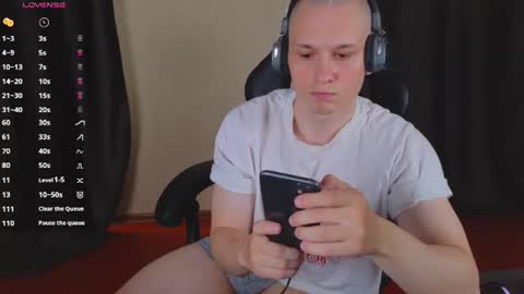 Snapshot of pistonpojizni chatting on 07.31.26 STRONGBEAUTY online show from 07.31.26