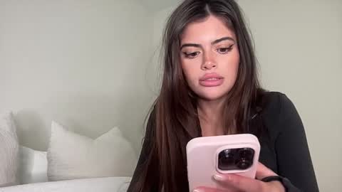 Snapshot of poutyselena chatting on 05.04.26 Selena online show from 05.04.26