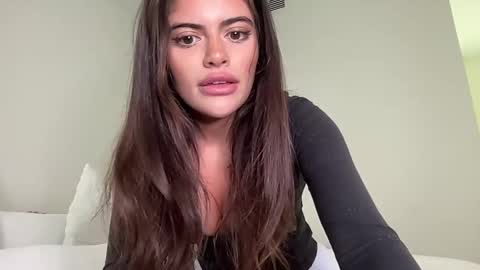 Snapshot of poutyselena chatting on 05.21.26 Selena online show from 05.21.26