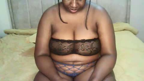 Snapshot of pretty_bums chatting on 09.28.25 chichi online show from 09.28.25