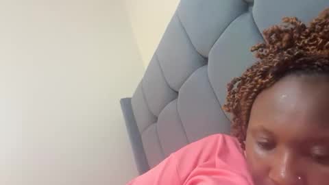 Snapshot of pretty_ellsie chatting on 10.09.25 independent model online show from 10.09.25