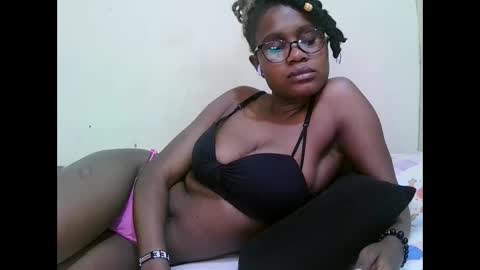Snapshot of pretty_mellan chatting on 02.02.25 pretty_mellan online show from 02.02.25
