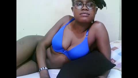 Snapshot of pretty_mellan chatting on 02.02.25 pretty_mellan online show from 02.02.25