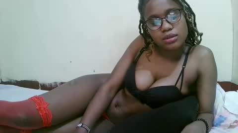 Snapshot of pretty_mellan chatting on 02.14.25 pretty_mellan online show from 02.14.25