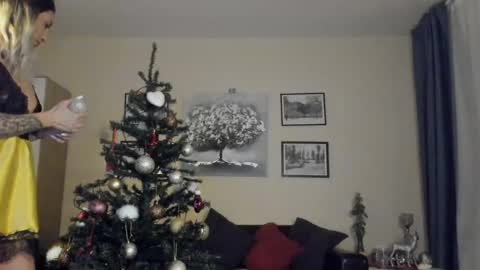 Snapshot of prettyalmaa chatting on 12.17.24 Alma online show from 12.17.24