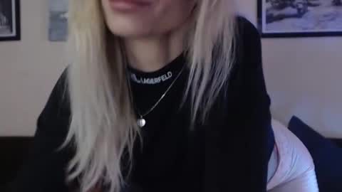 Snapshot of prettyalmaa chatting on 02.25.25 Alma online show from 02.25.25