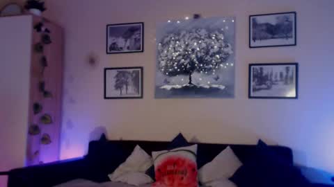 Snapshot of prettyalmaa chatting on 10.22.25 Alma online show from 10.22.25