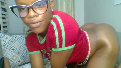 Snapshot of prettyela chatting on 04.19.26 PrettyEla online show from 04.19.26